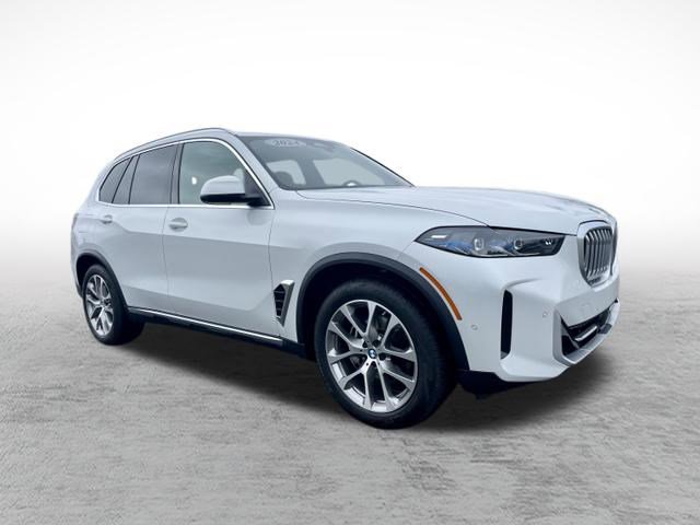 Used 2024 BMW X5 xDrive40i w/ Premium Package AWD/4WD image 3