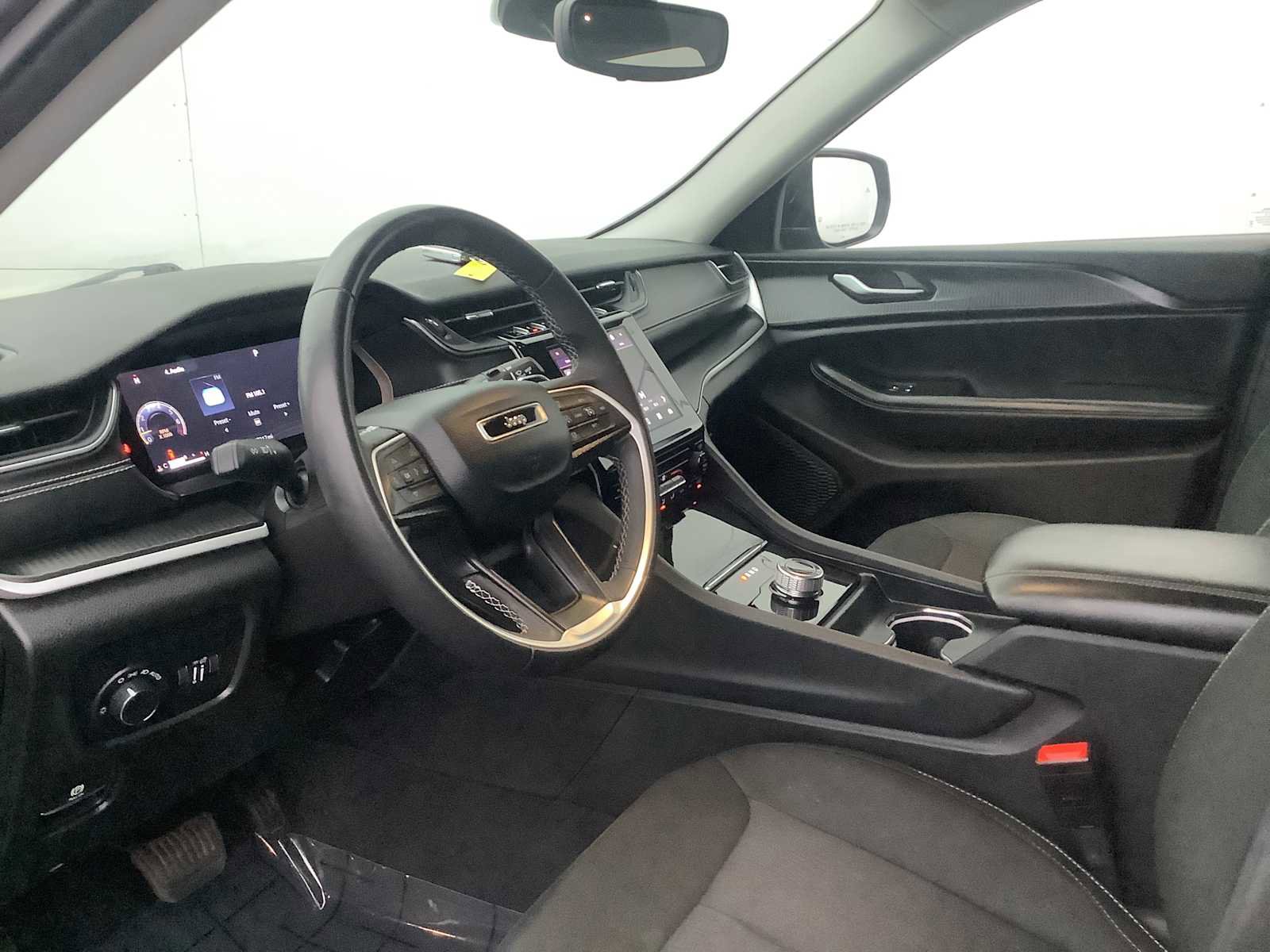 Used 2023 Jeep Grand Cherokee L Laredo image 3