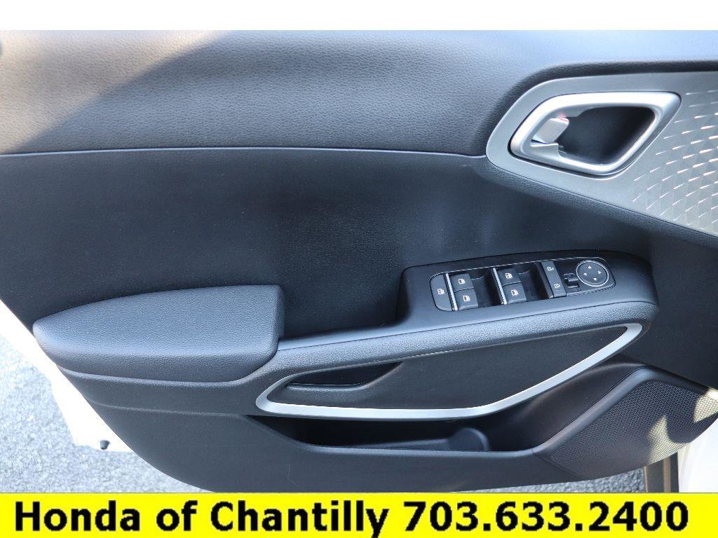 Used 2023 Kia Soul LX w/ LX Technology Package image 18