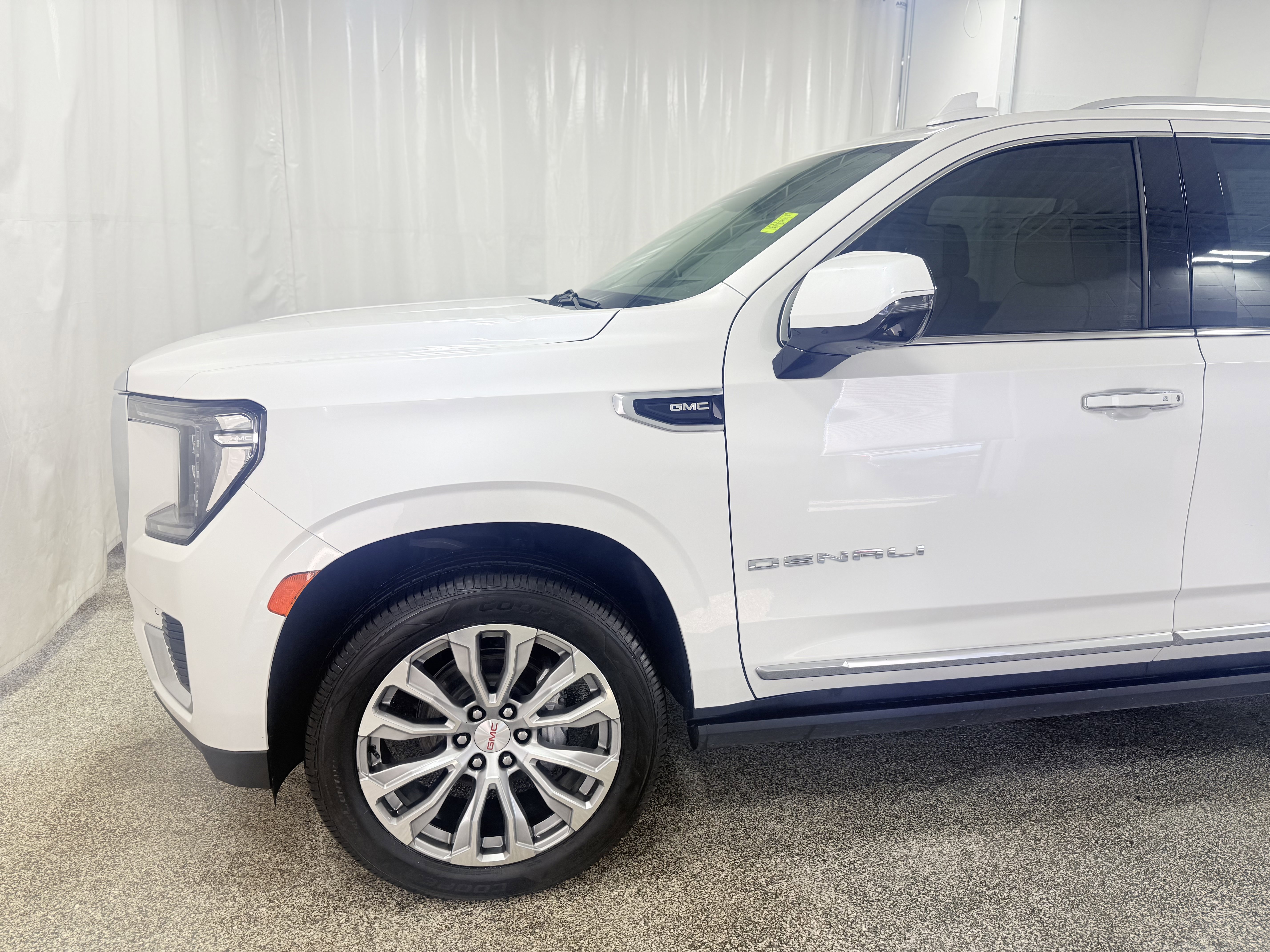 Used 2021 GMC Yukon Denali w/ Denali Premium Package image 4