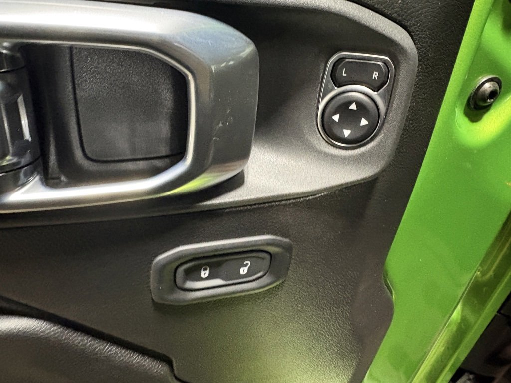 Used 2025 Jeep Wrangler Rubicon w/ Technology Group image 24
