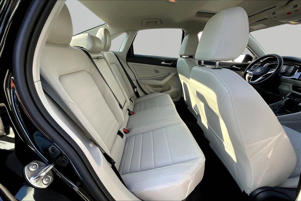 Used 2023 Volkswagen Jetta SE w/ Panoramic Sunroof Package image 24