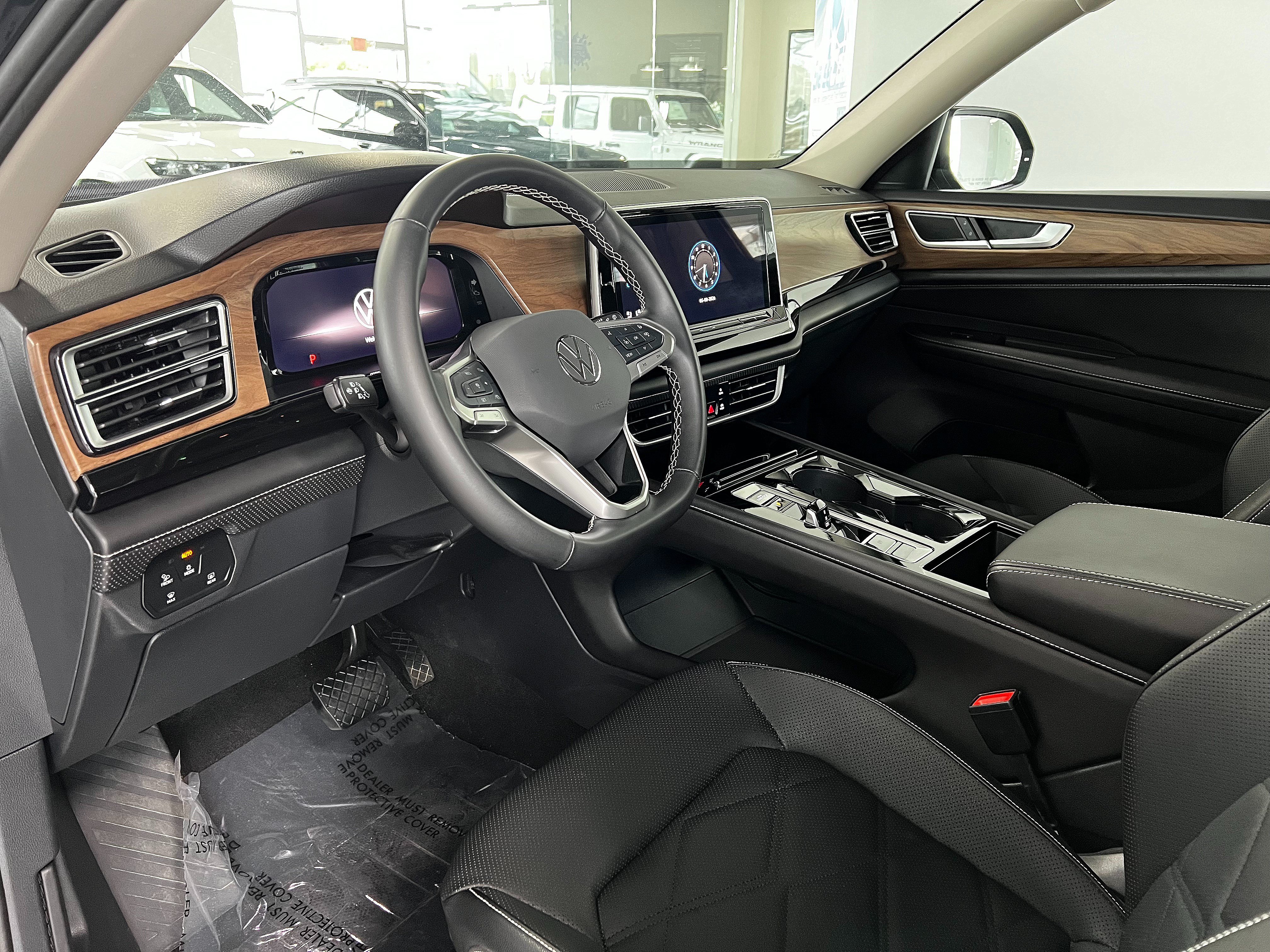 Used 2025 Volkswagen Atlas SE AWD/4WD image 11