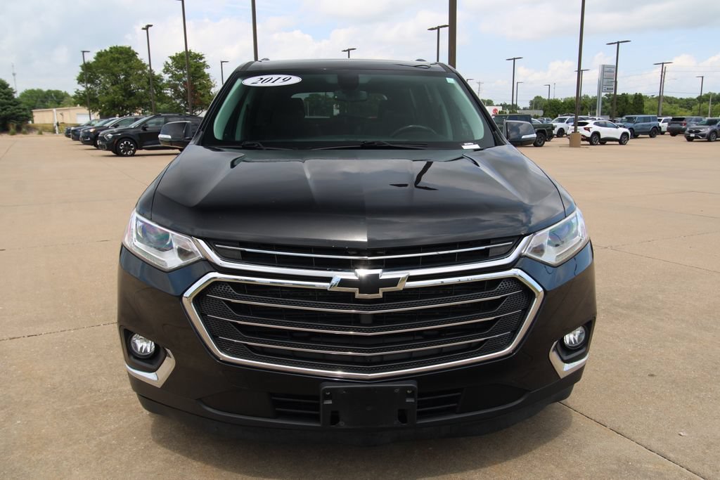 Used 2019 Chevrolet Traverse LT w/ LPO, Blackout Package AWD/4WD image 2