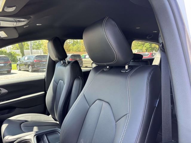 New 2027 Chrysler Pacifica Select FWD image 14