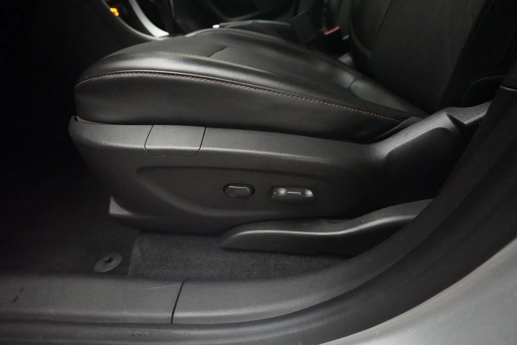 Used 2020 Chevrolet Trax LT w/ LT Convenience Package FWD image 28