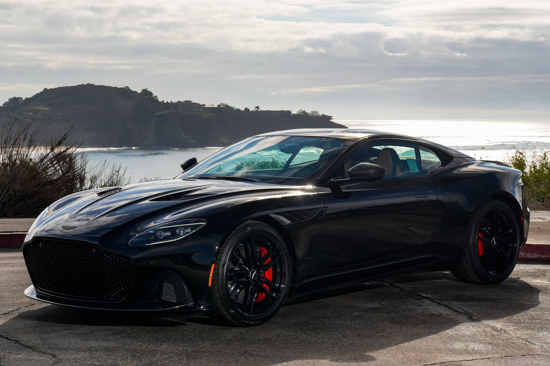 Used 2023 Aston Martin DBS Coupe RWD image 2