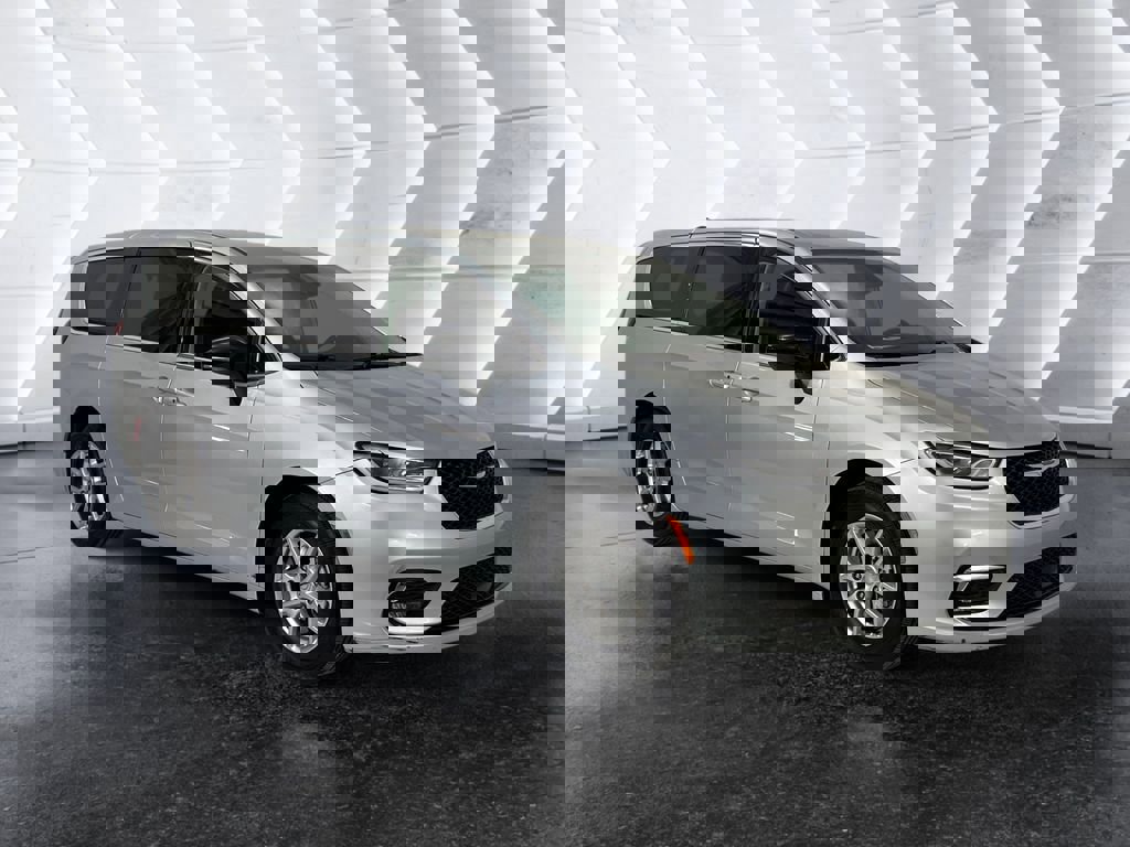 Used 2024 Chrysler Pacifica Touring-L image 1