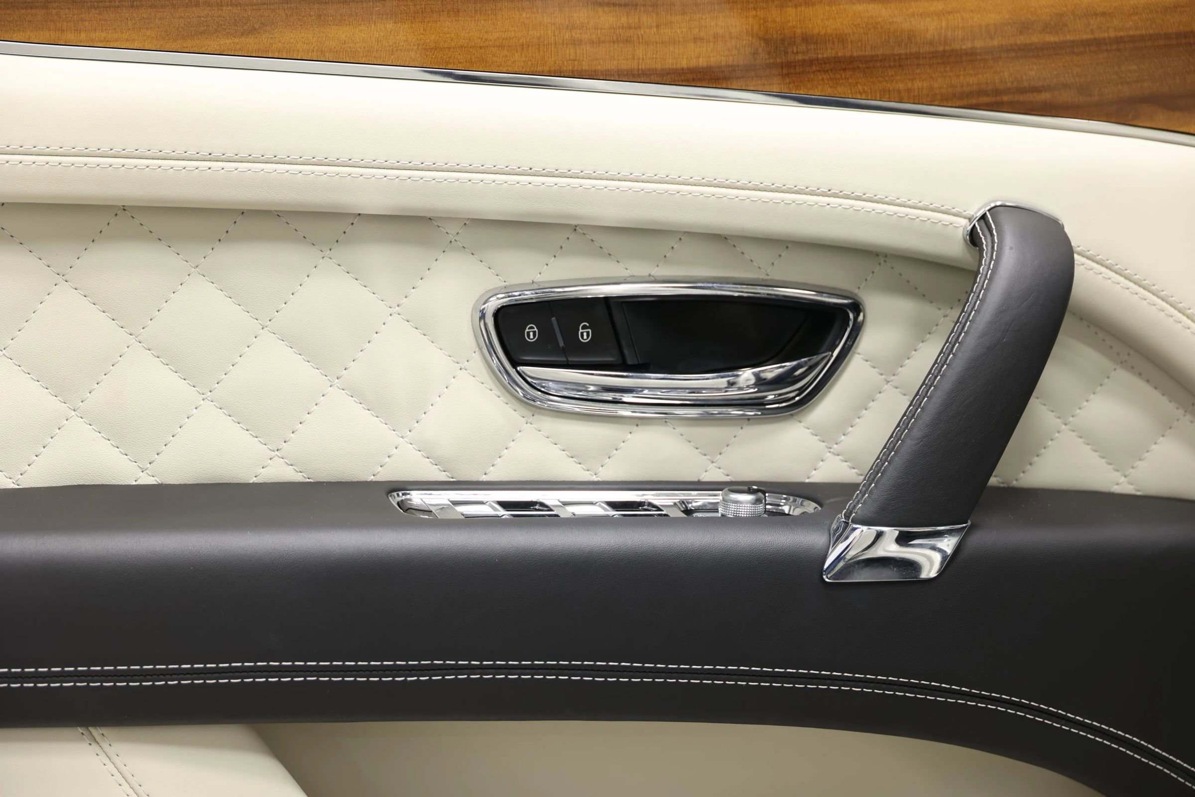 Used 2018 Bentley Bentayga Onyx Edition AWD/4WD image 12