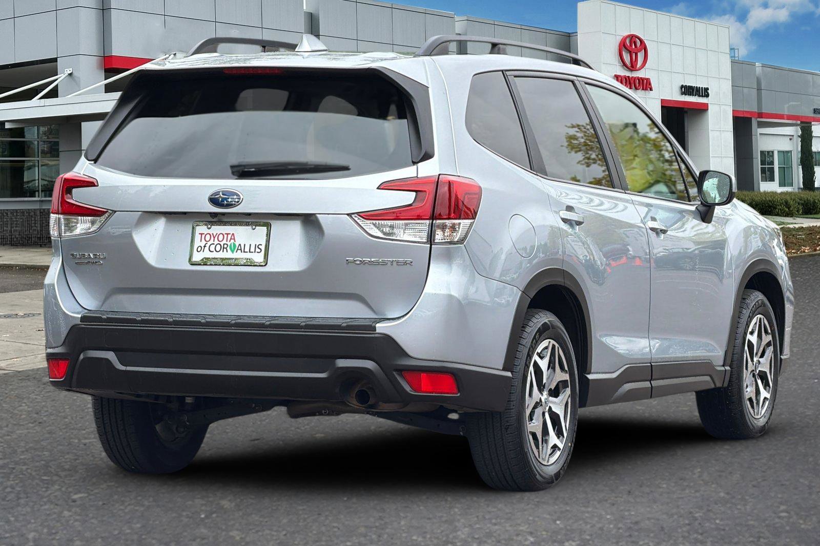 Used 2020 Subaru Forester Premium AWD/4WD image 4