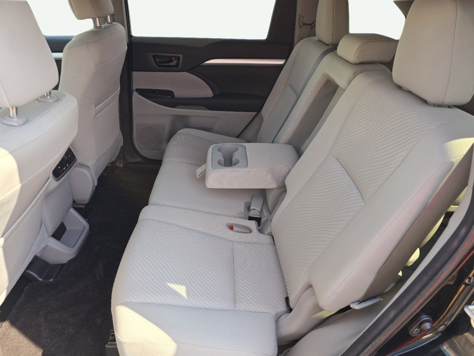 Used 2018 Toyota Highlander LE image 17