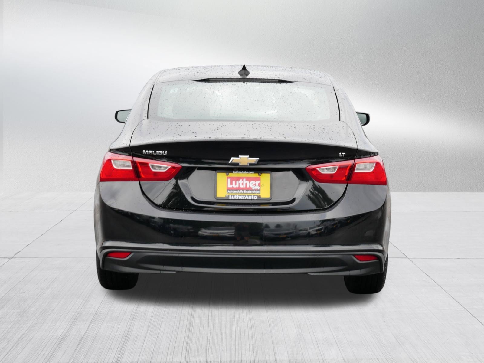 Used 2017 Chevrolet Malibu LT w/ Leather Package FWD image 5