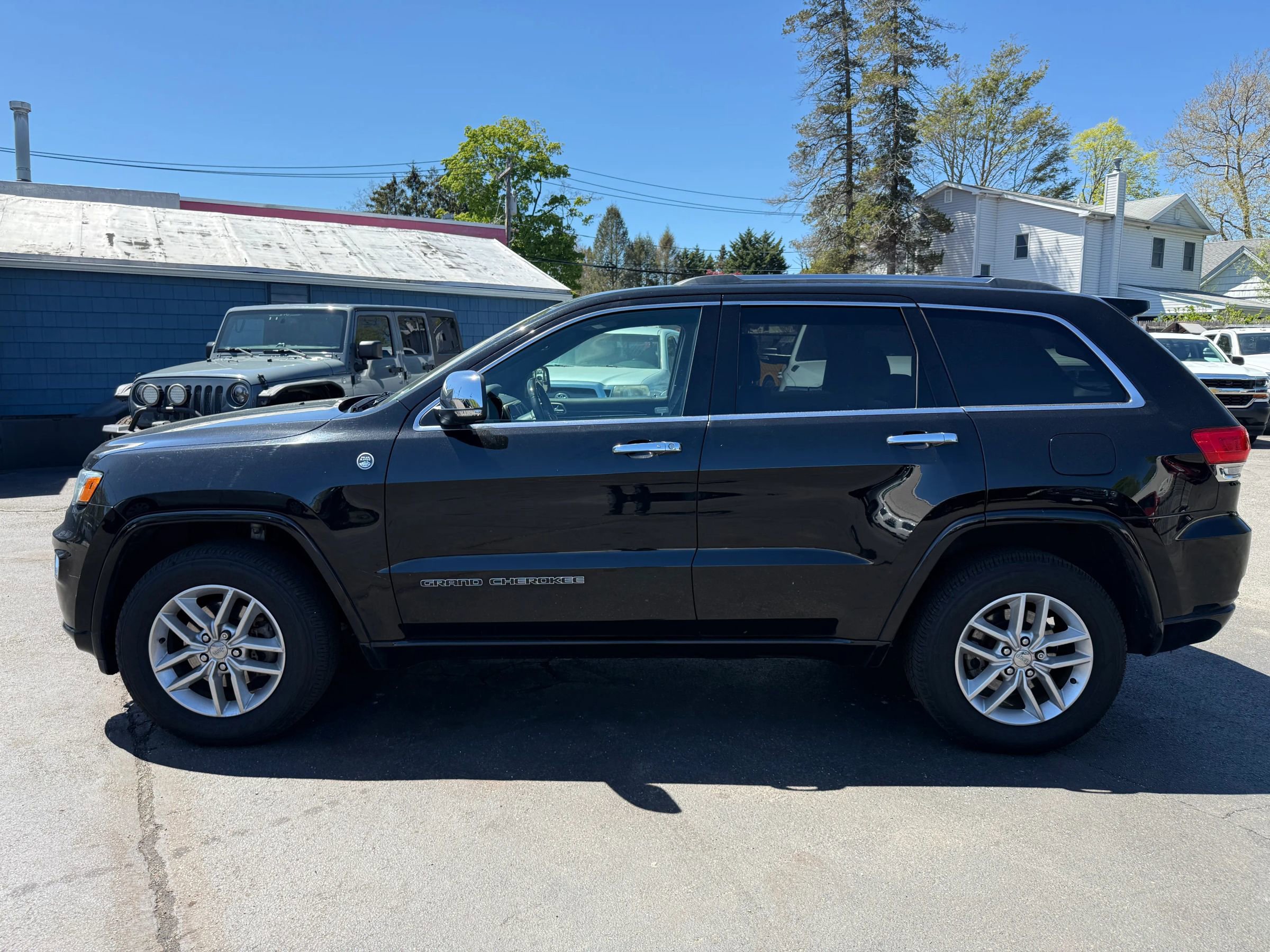 Used 2017 Jeep Grand Cherokee Overland AWD/4WD image 10