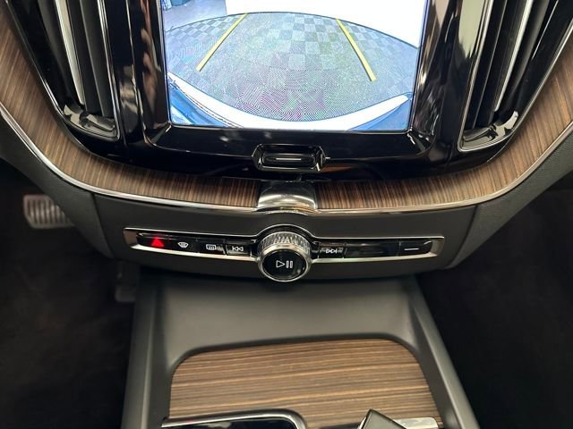 Used 2022 Volvo XC60 B5 Momentum w/ Climate Package image 22
