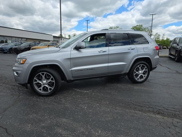 Used 2018 Jeep Grand Cherokee Limited AWD/4WD image 3