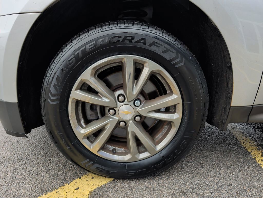 Used 2017 Chevrolet Equinox LT w/ Convenience Package image 4