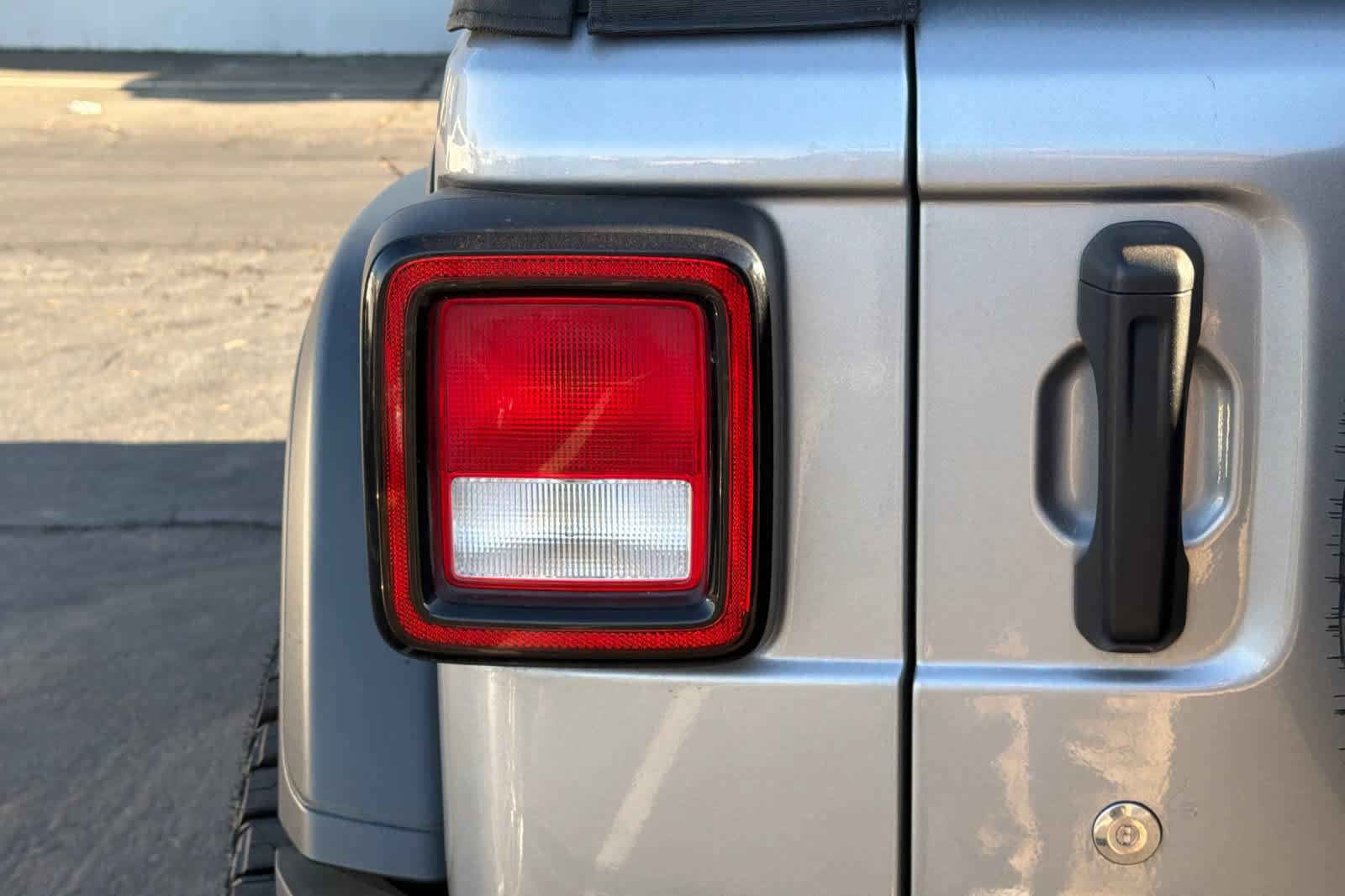Used 2018 Jeep Wrangler Unlimited Sport AWD/4WD image 13