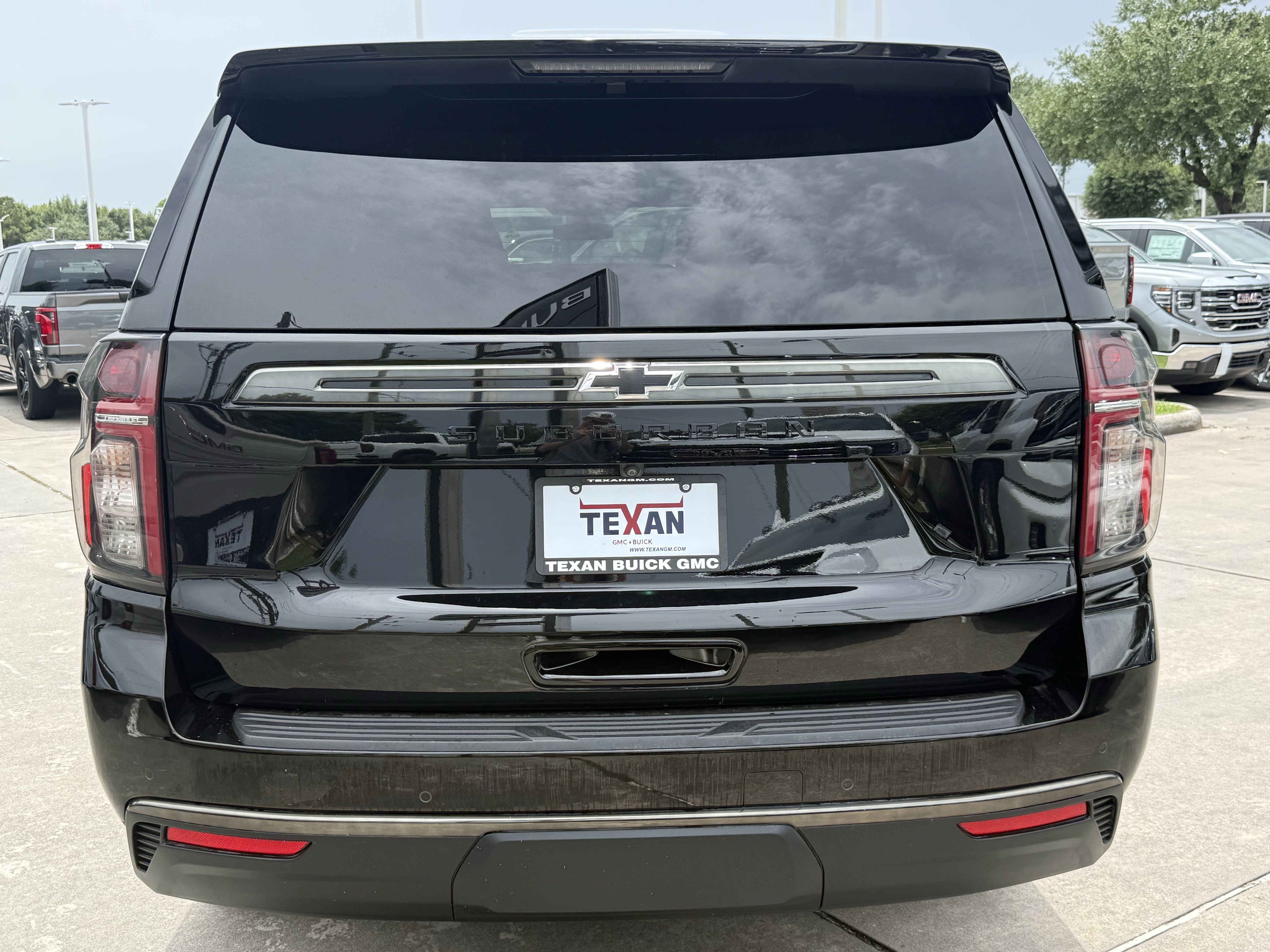 Used 2021 Chevrolet Suburban Z71 w/ Luxury Package AWD/4WD image 5