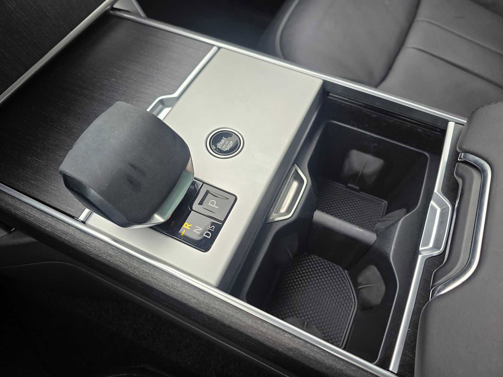 Used 2024 Land Rover Range Rover Long Wheelbase SE image 32