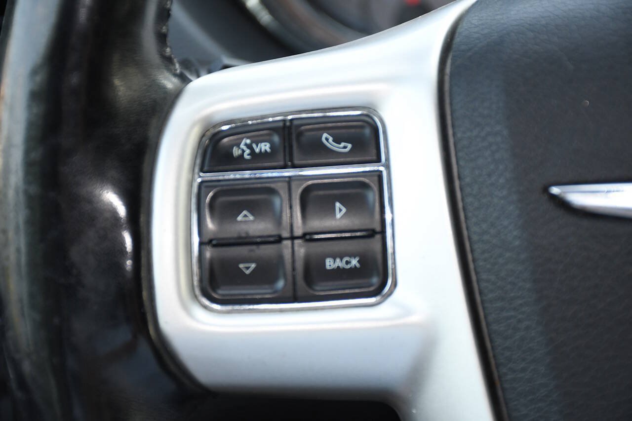 Used 2015 Chrysler Town & Country Touring-L w/ Driver Convenience Group FWD image 34