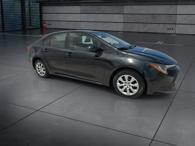 Used 2022 Toyota Corolla LE FWD image 2