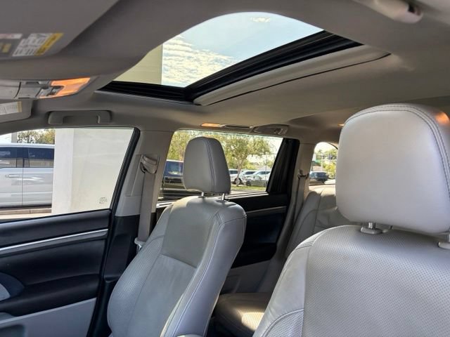 Used 2017 Toyota Highlander Limited FWD image 2