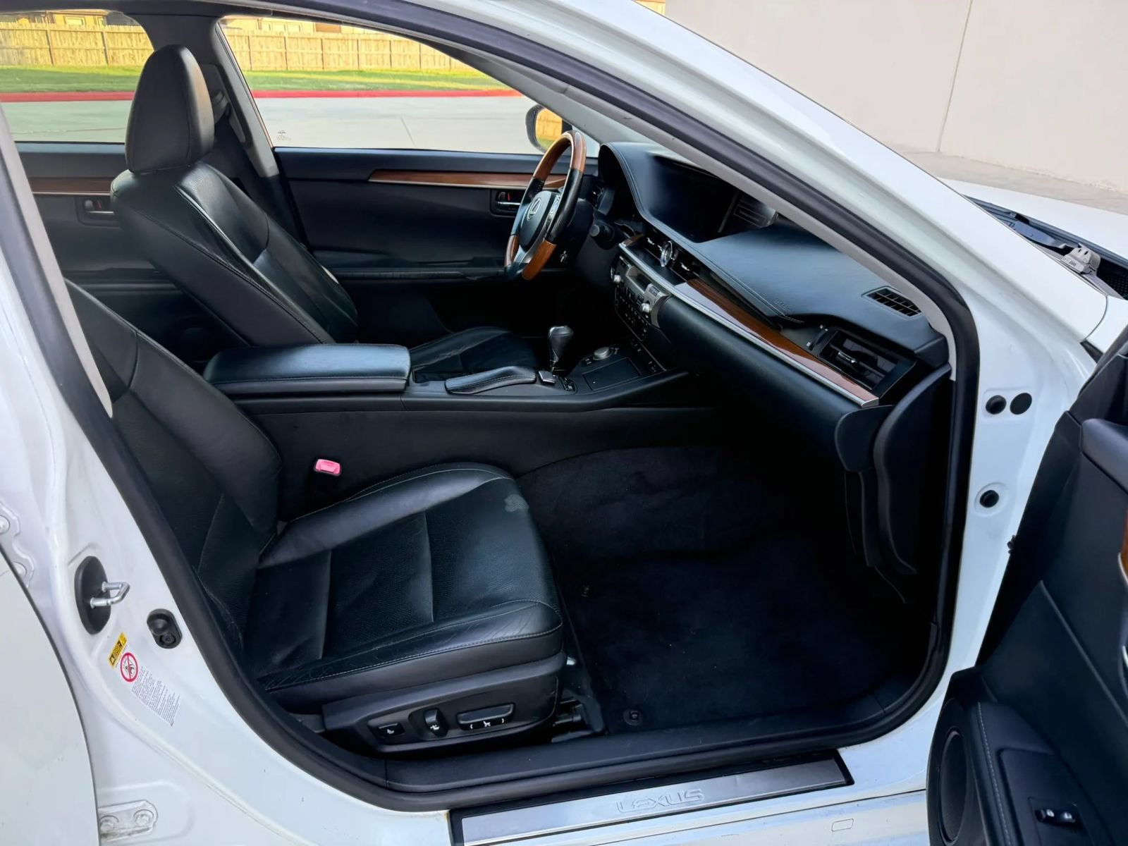 Used 2014 Lexus ES 300h w/ Luxury Package w/Bamboo Trim FWD image 18