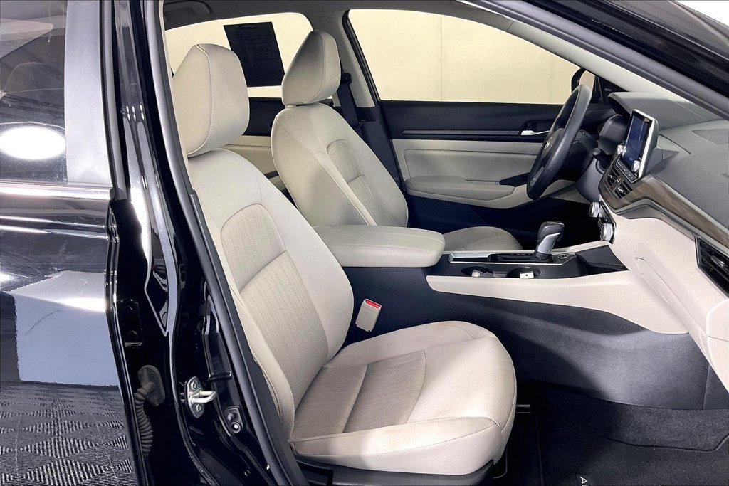 Used 2025 Nissan Altima 2.5 SV FWD image 9
