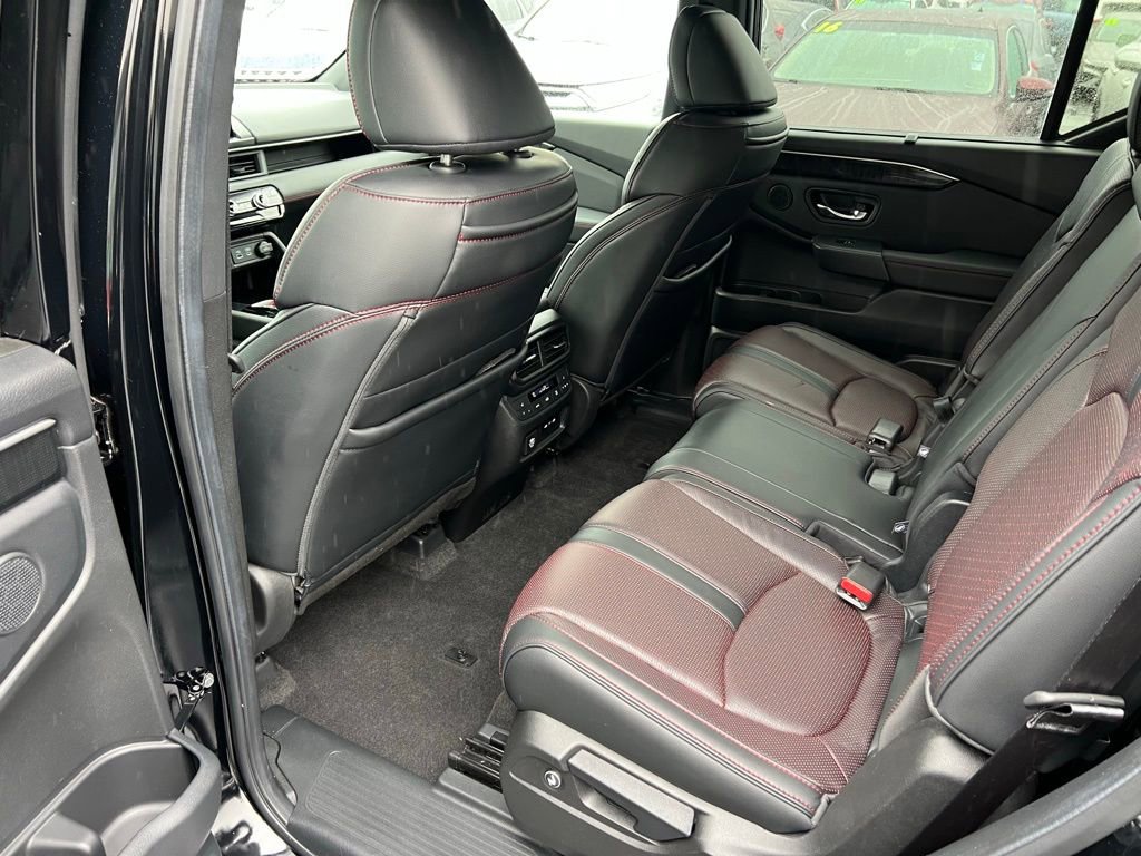 Used 2025 Honda Pilot Black Edition image 16