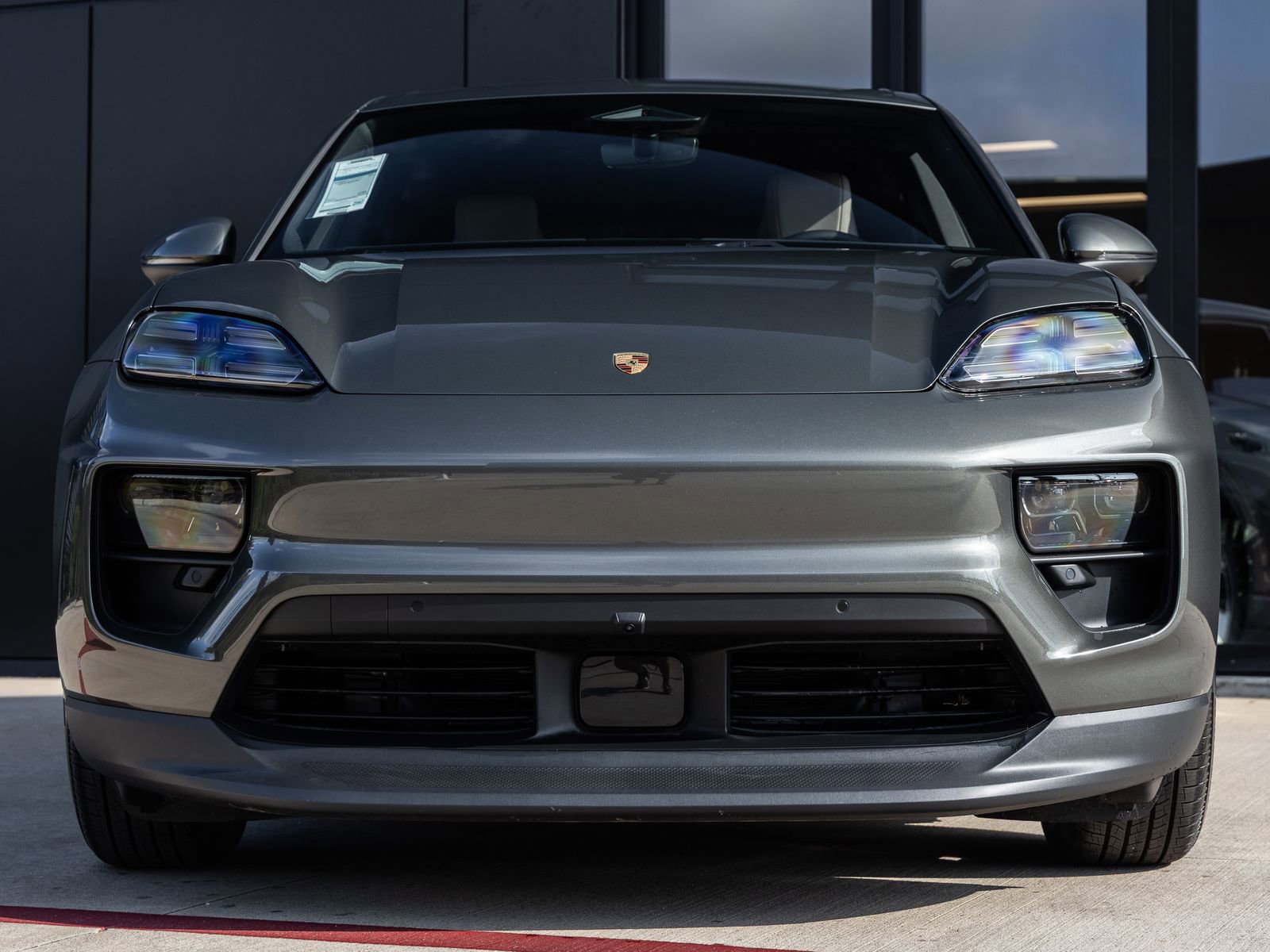 Certified 2025 Porsche Macan Electric image 8