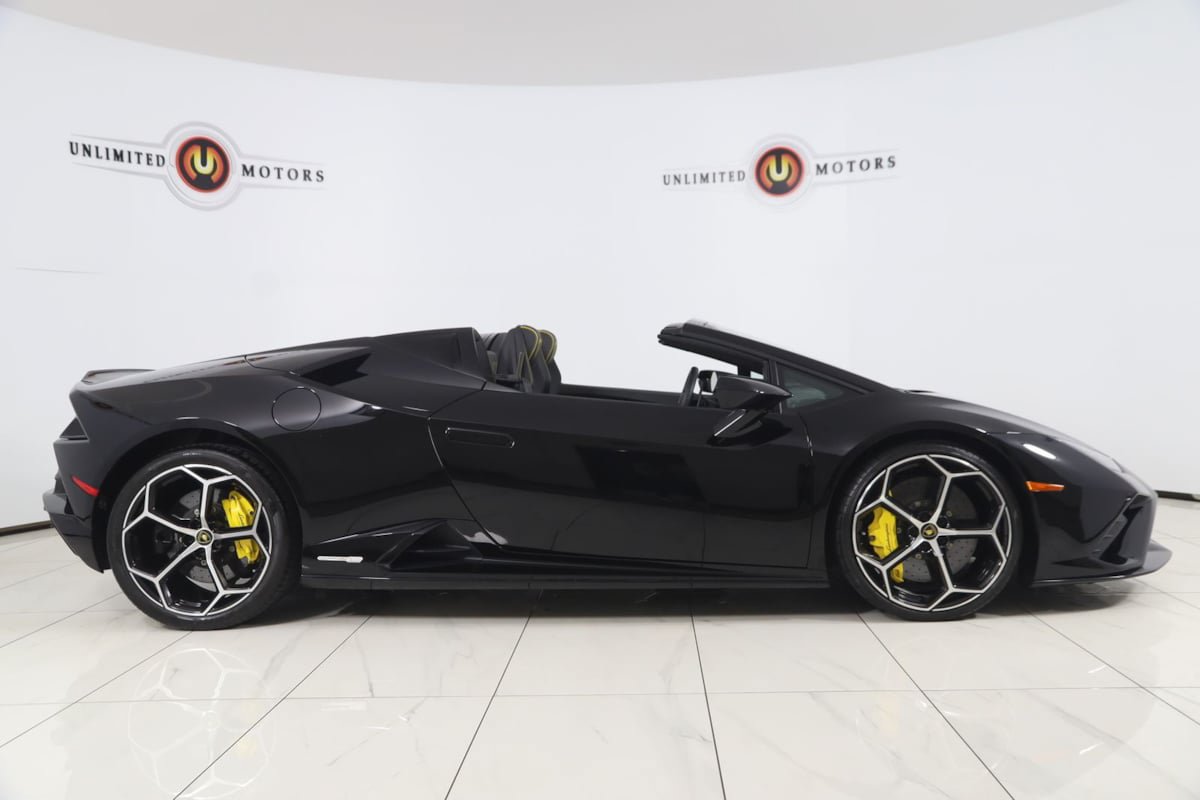 Used 2023 Lamborghini Huracan EVO RWD image 2