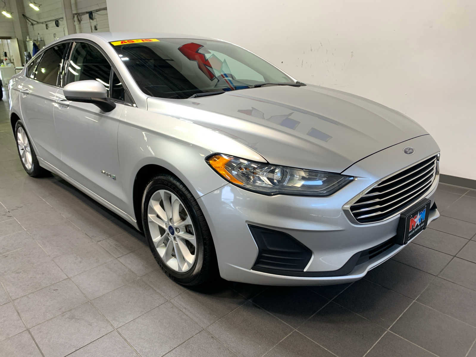 Used 2019 Ford Fusion SE FWD image 2