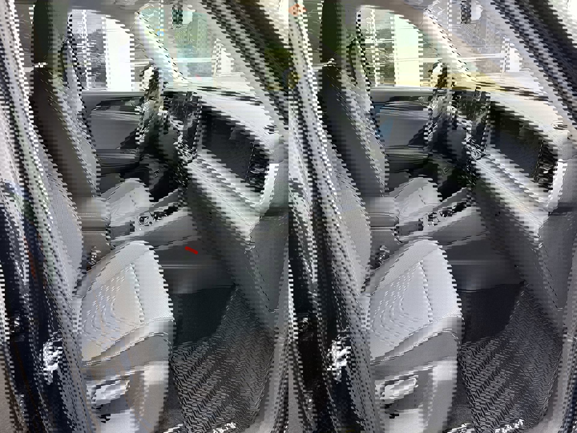 Used 2025 Volkswagen Tiguan SE image 25