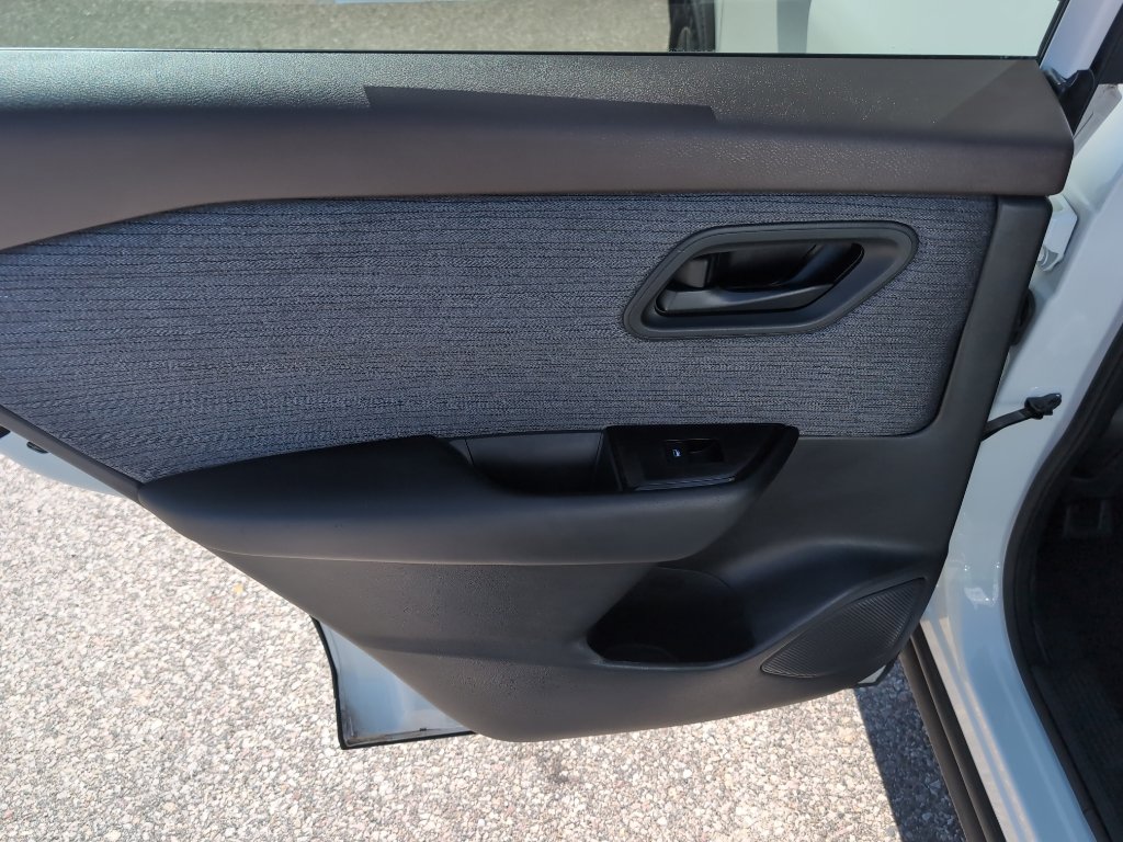 Used 2023 Nissan Rogue S AWD/4WD image 16