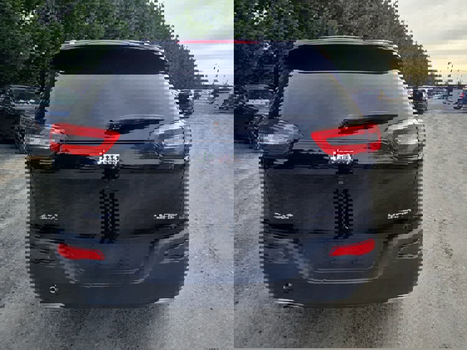 Used 2017 Jeep Cherokee Limited image 6