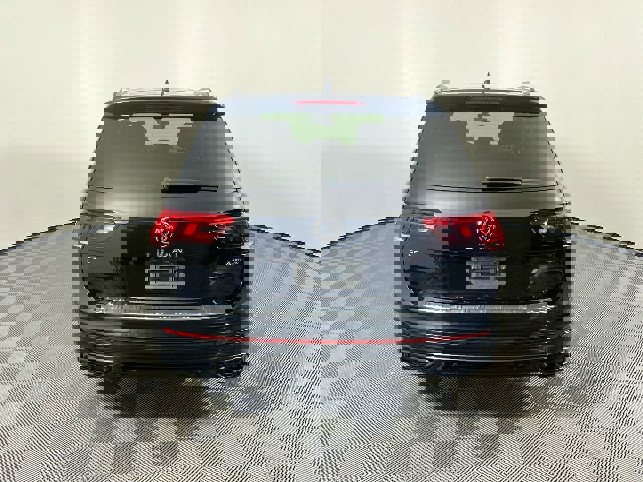 Used 2022 Volkswagen Tiguan SE R-Line image 4