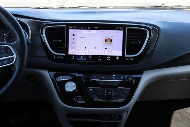 Used 2022 Chrysler Pacifica Touring-L image 15