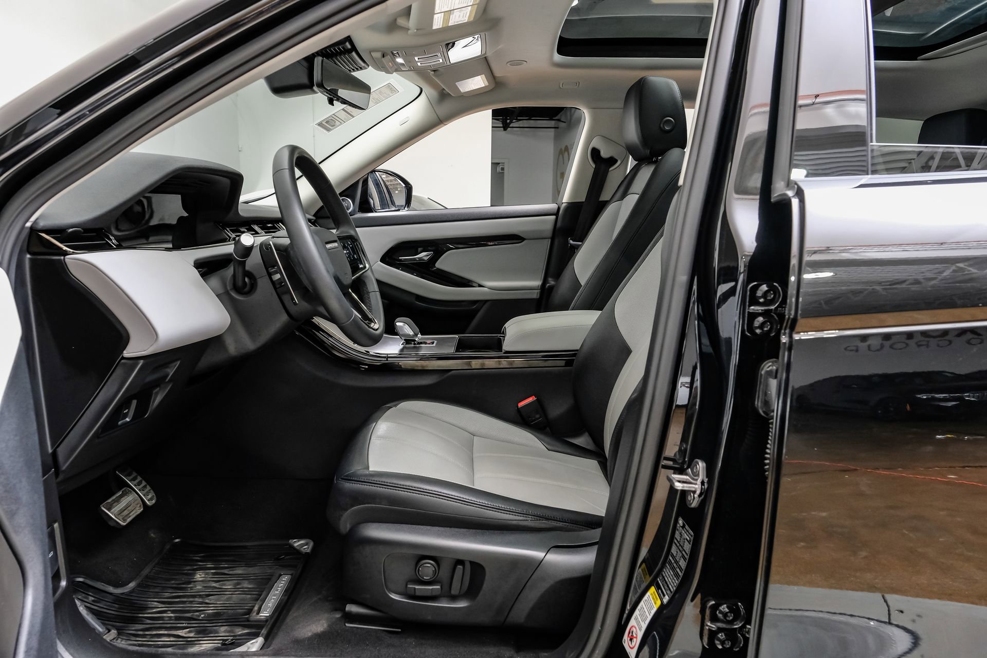 Used 2024 Land Rover Range Rover Evoque Dynamic SE AWD/4WD image 4