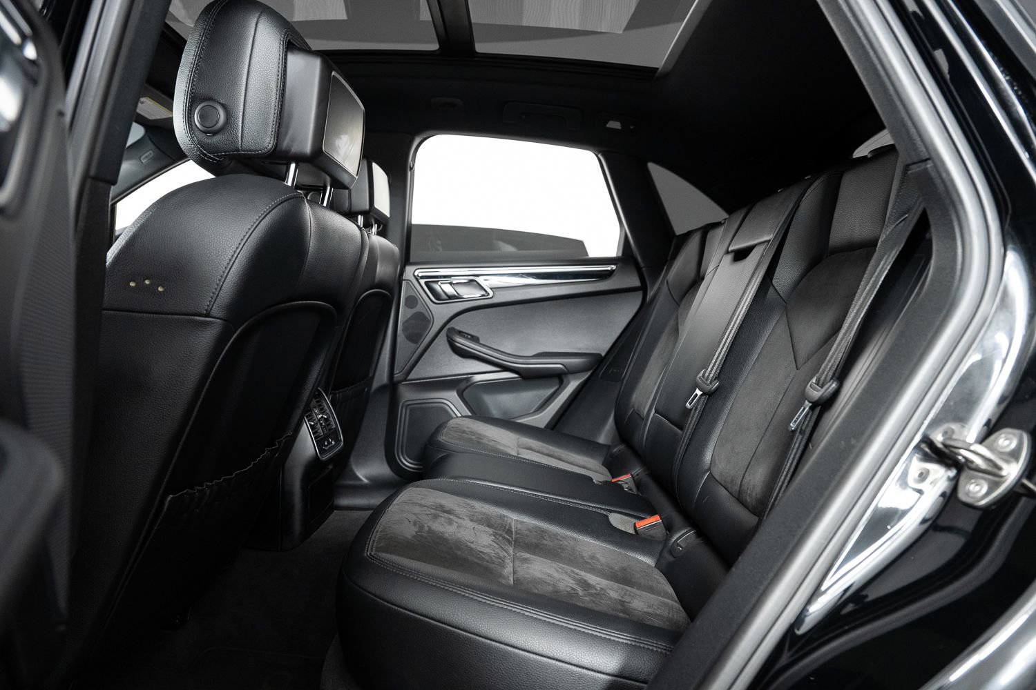 Used 2016 Porsche Macan S image 18