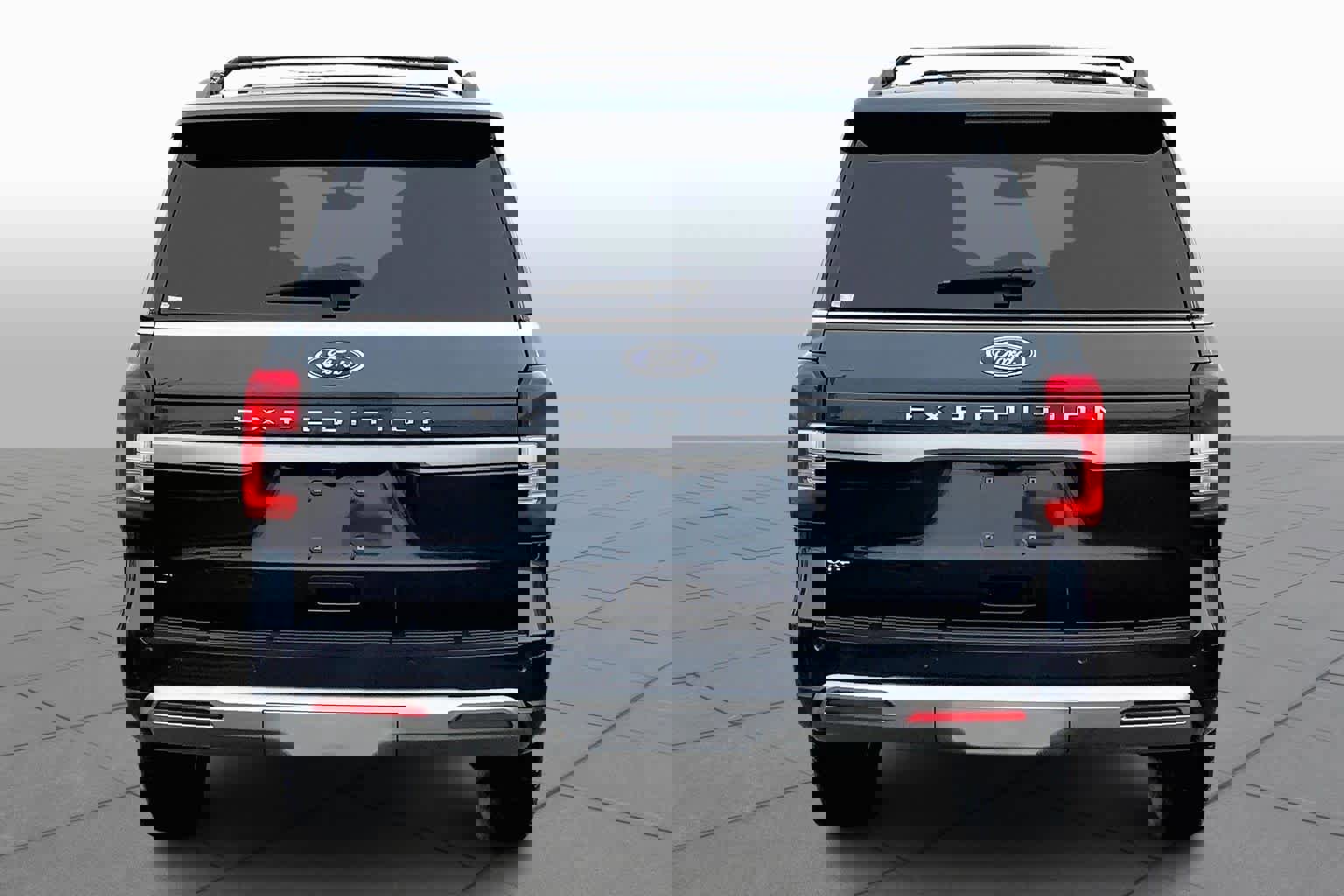 Used 2023 Ford Expedition XLT image 4