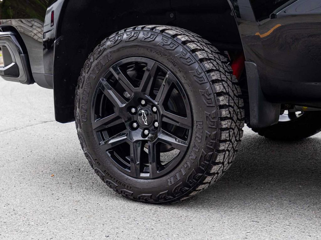 Used 2025 Chevrolet Silverado 1500 Custom Trail Boss w/ Midnight Edition AWD/4WD image 9
