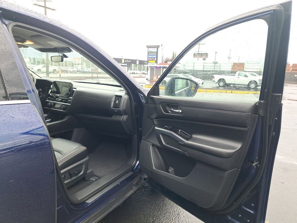 Used 2023 Nissan Pathfinder SL image 17