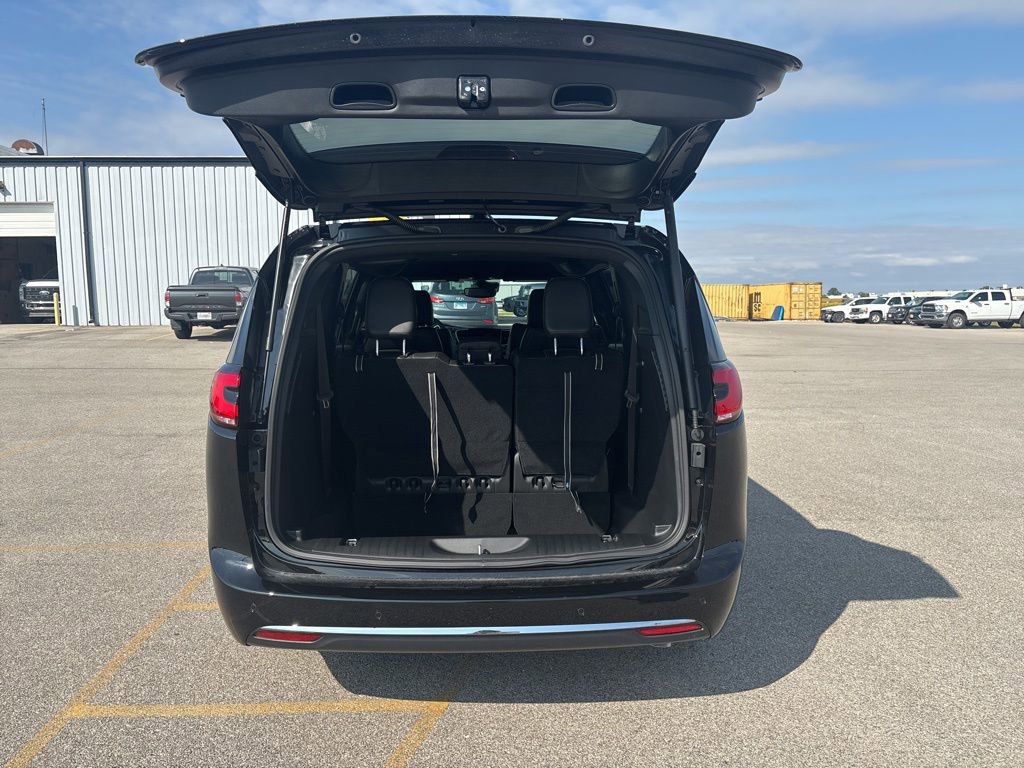 New 2026 Chrysler Pacifica Select image 14