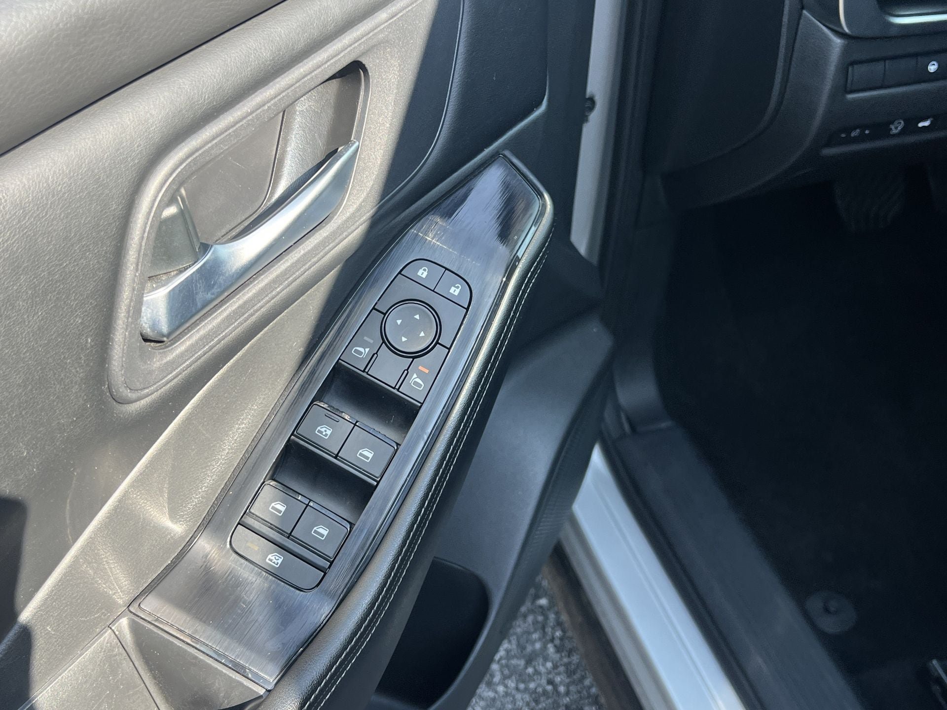 Used 2025 Nissan Rogue SV AWD/4WD image 14