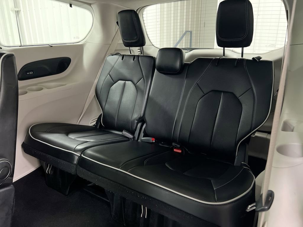Used 2023 Chrysler Pacifica Limited FWD image 25