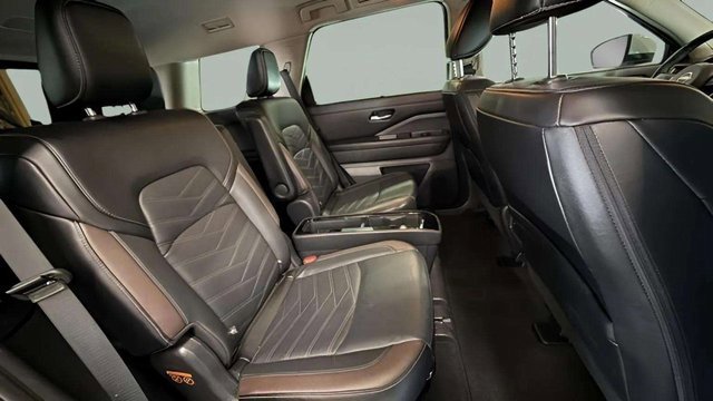 Used 2024 Nissan Pathfinder Platinum image 27