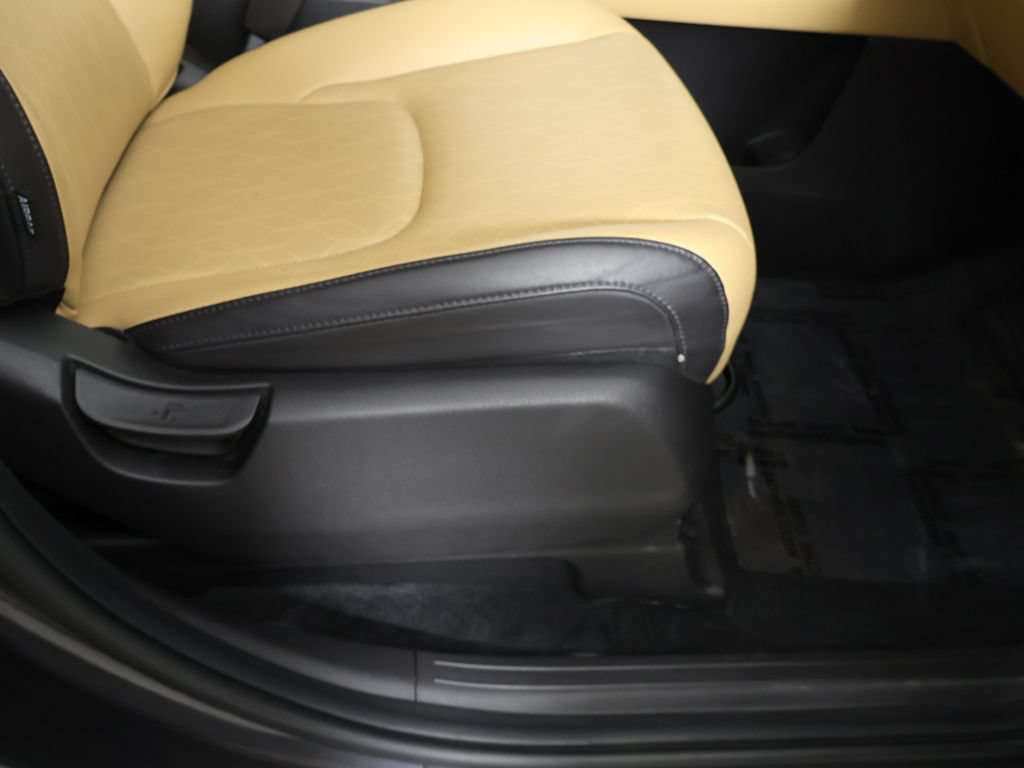 Used 2023 Kia Carnival LX FWD image 29