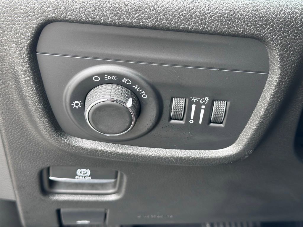 Used 2024 Jeep Grand Cherokee Laredo X image 17