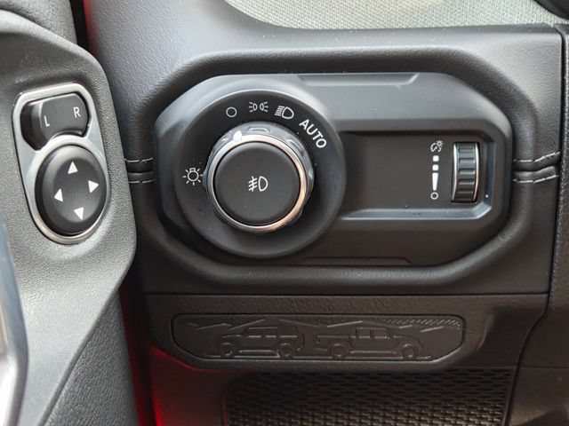 Used 2025 Jeep Wrangler Unlimited Sahara AWD/4WD image 34