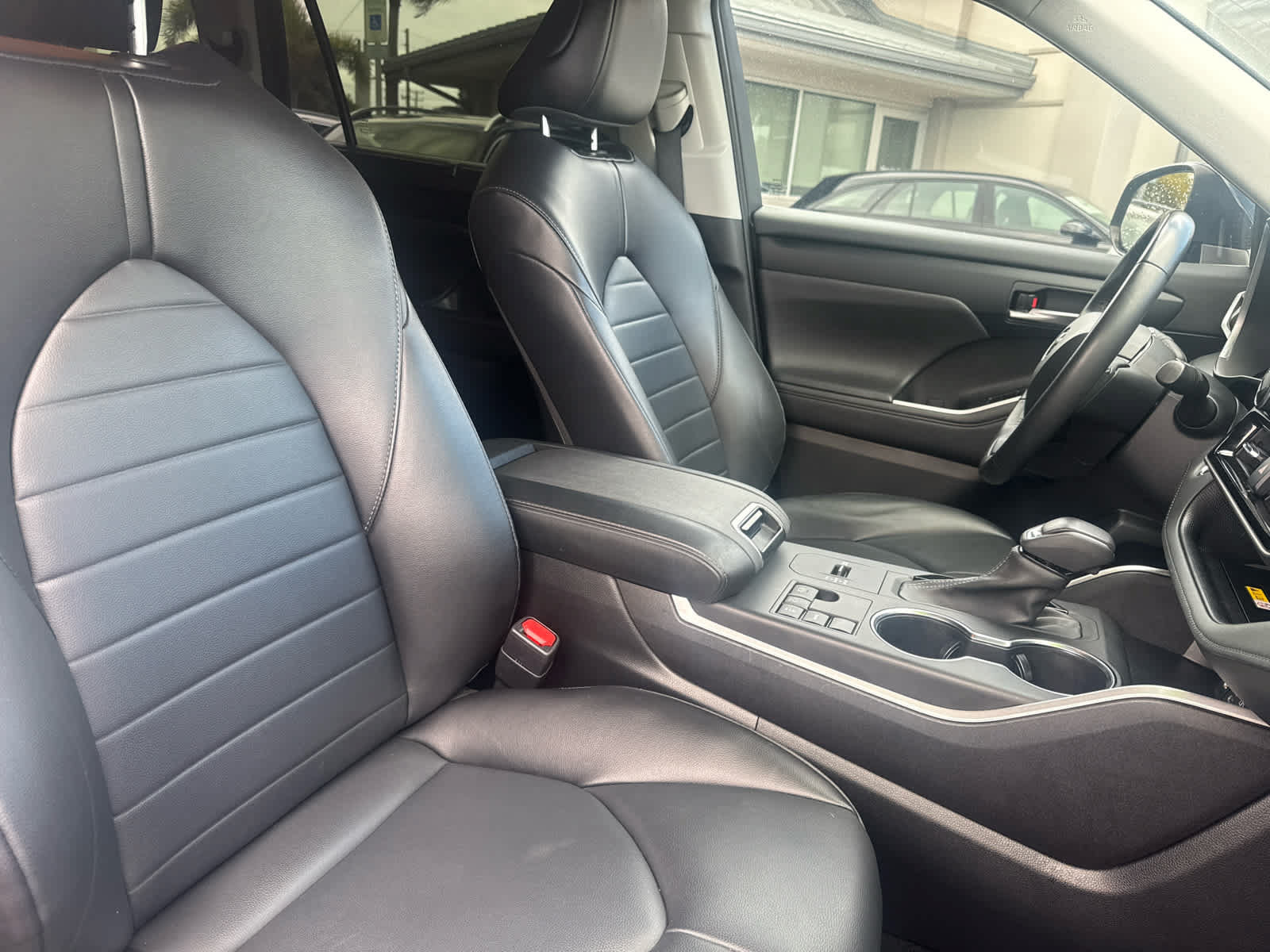 Used 2023 Toyota Highlander XLE FWD image 26